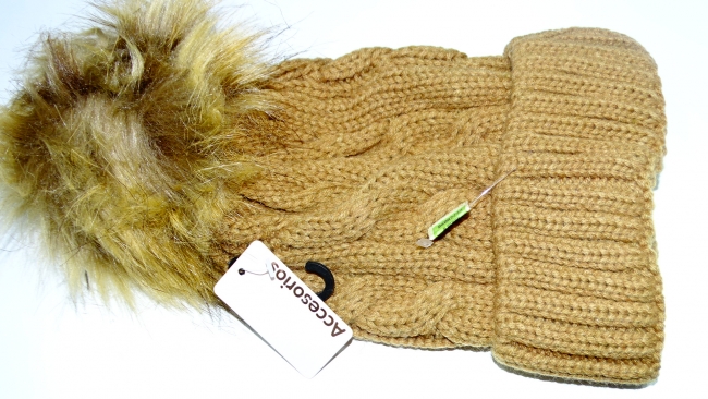 GORRO CON POMPON DE PIEL 