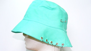 GORRO PILUSO CON ARGOLLAS Y ALFILER+