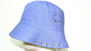 GORRO PILUSO CON ARGOLLAS Y ALFILER+