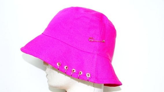 GORRO PILUSO CON ARGOLLAS Y ALFILER-
