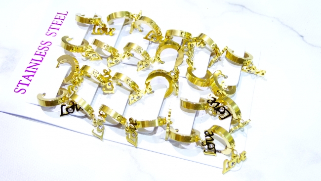 PAR DE AROS CUBANOS ACERO DORADO CON DIJE STRASS LOVE *