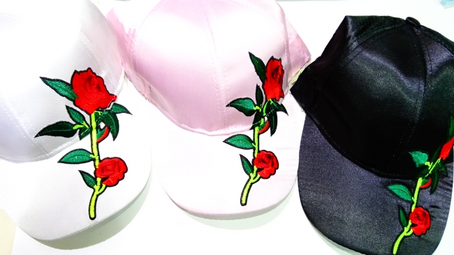 GORRA BORDADA CON ROSA VARIOS COLORES +