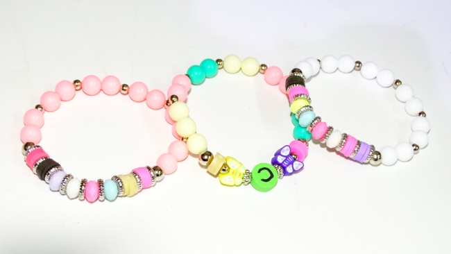 PULSERA INFANTIL PLASTICO Y FIMO +++