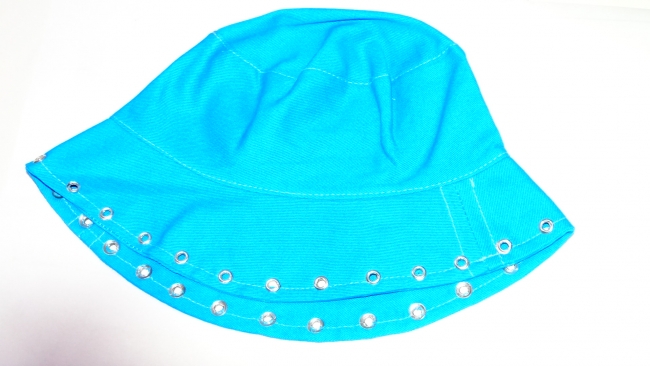 GORRO PILUSO CON OJALILLOS+