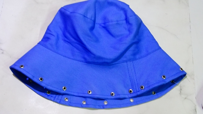 GORRO PILUSO CON OJALILLOS+