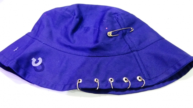 GORRO PILUSO CON ARGOLLAS Y ALFILER +