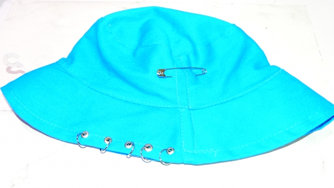 GORRO PILUSO CON ARGOLLAS Y ALFILER +