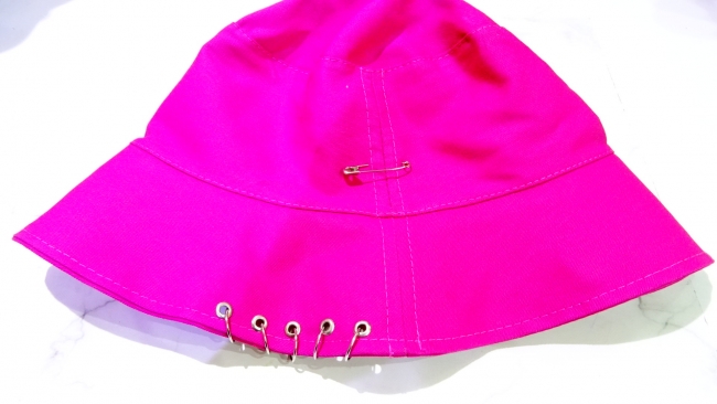 GORRO PILUSO CON ARGOLLAS Y ALFILER +