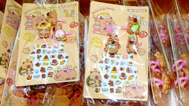 SET STICKERS CON ANILLOS CAPIBARA