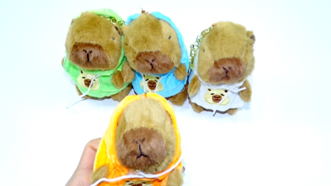 LLAVERO PELUCHE CAPIBARA CON BUZO