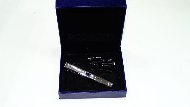 TRABA DE CORBATA CON GEMELOS