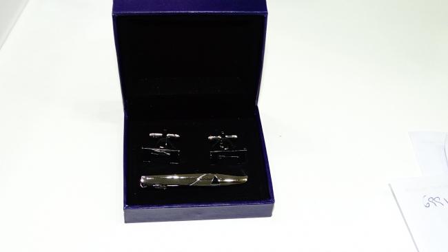 TRABA DE CORBATA CON GEMELOS