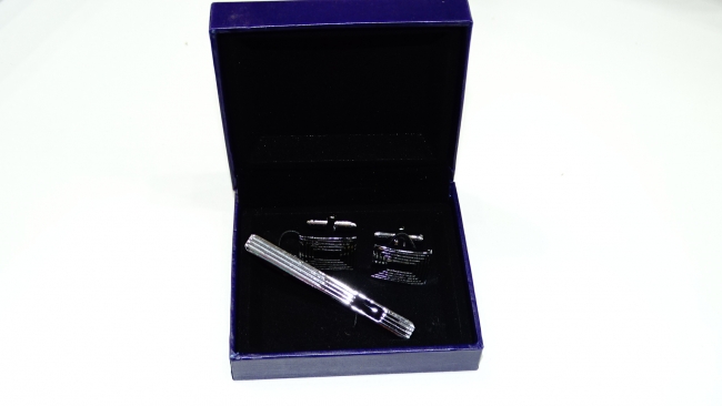 TRABA DE CORBATA CON GEMELOS