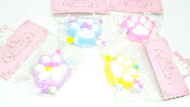 SQUISHY GARRA PATITA GATO POMPOM