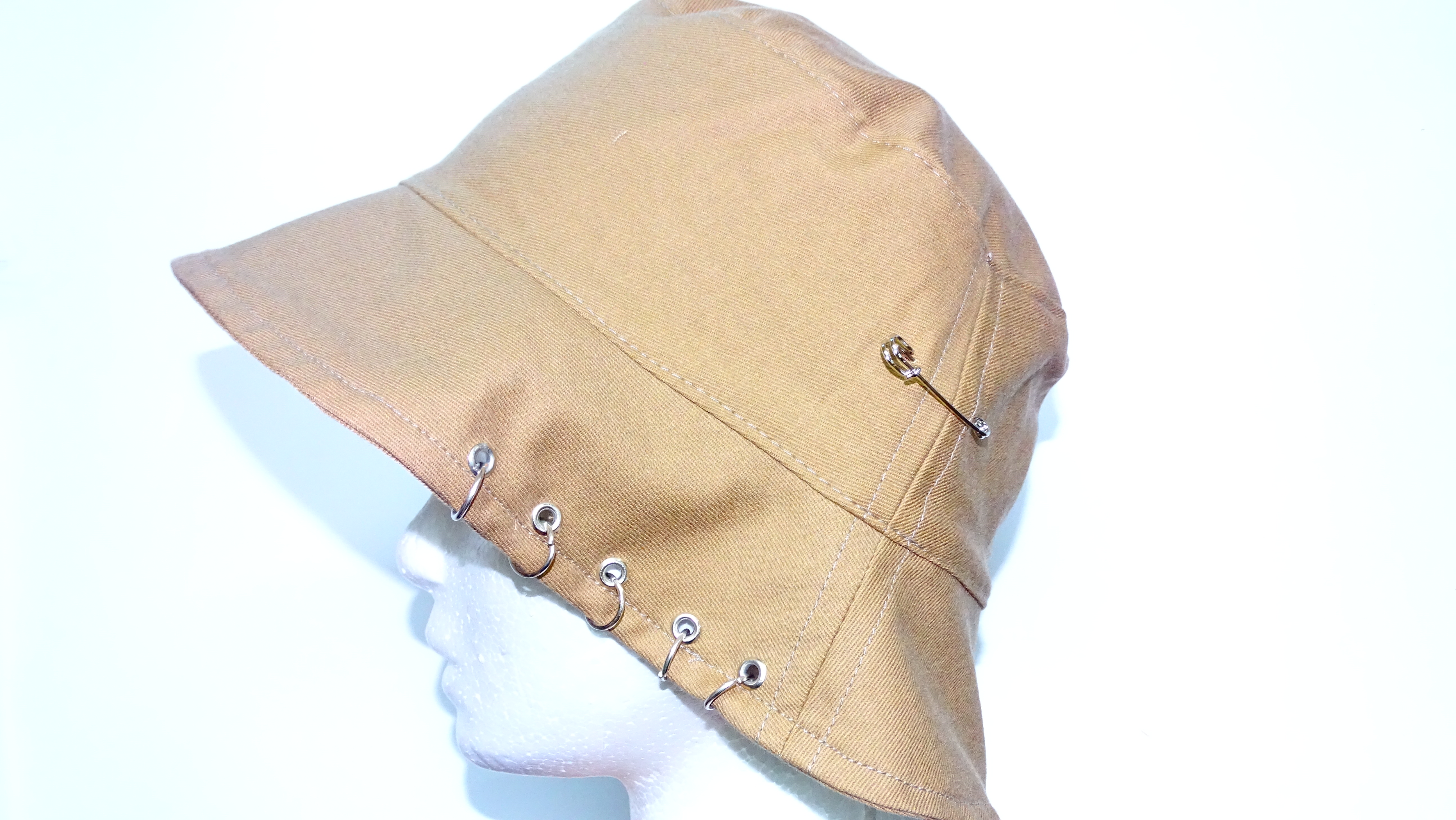 GORRO PILUSO CON ARGOLLAS Y ALFILER+