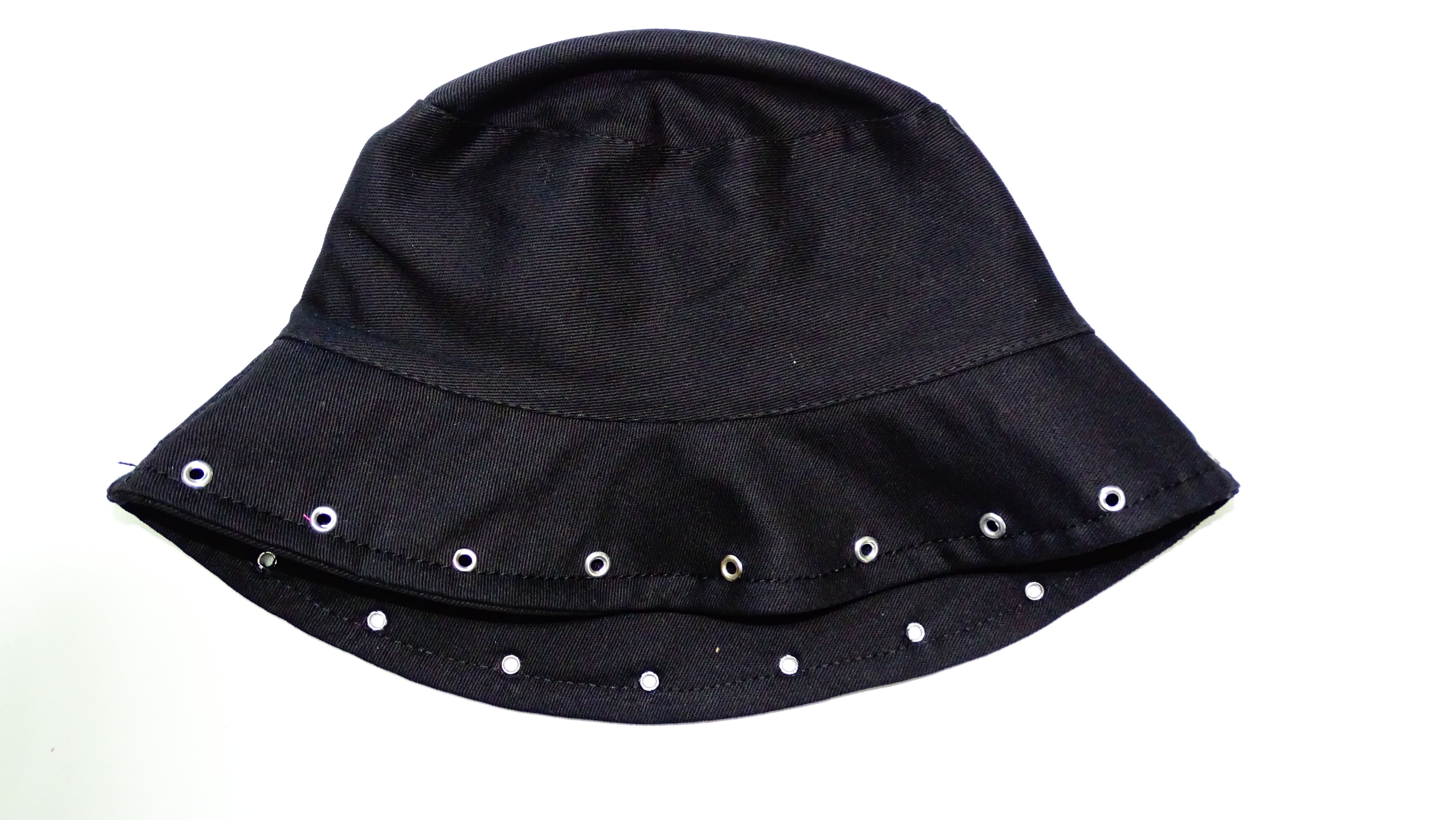 GORRO PILUSO CON OJALILLOS+