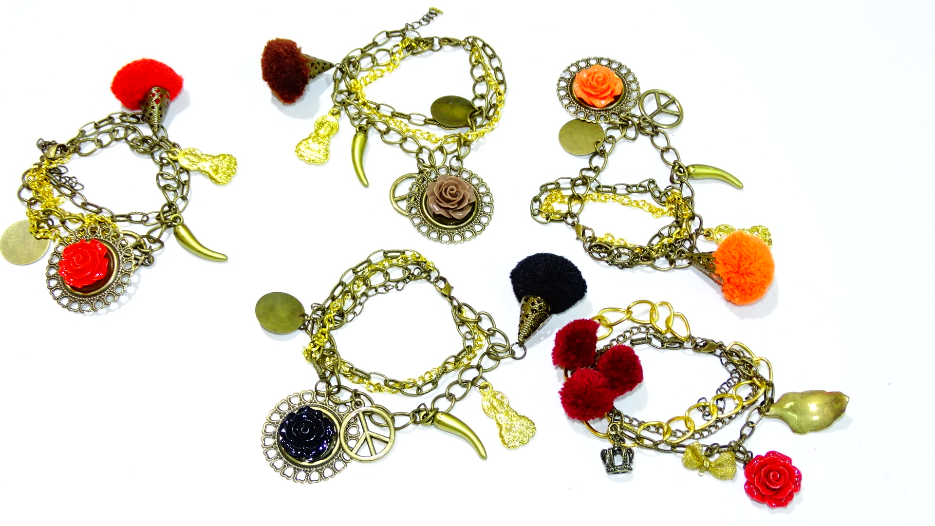 PULSERA POMPONES Y BUDA DORADO+++