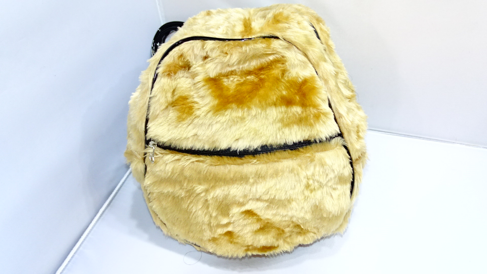 MOCHILA PELUCHE MEDIANA CON TIRAS DE CHAROL+++//