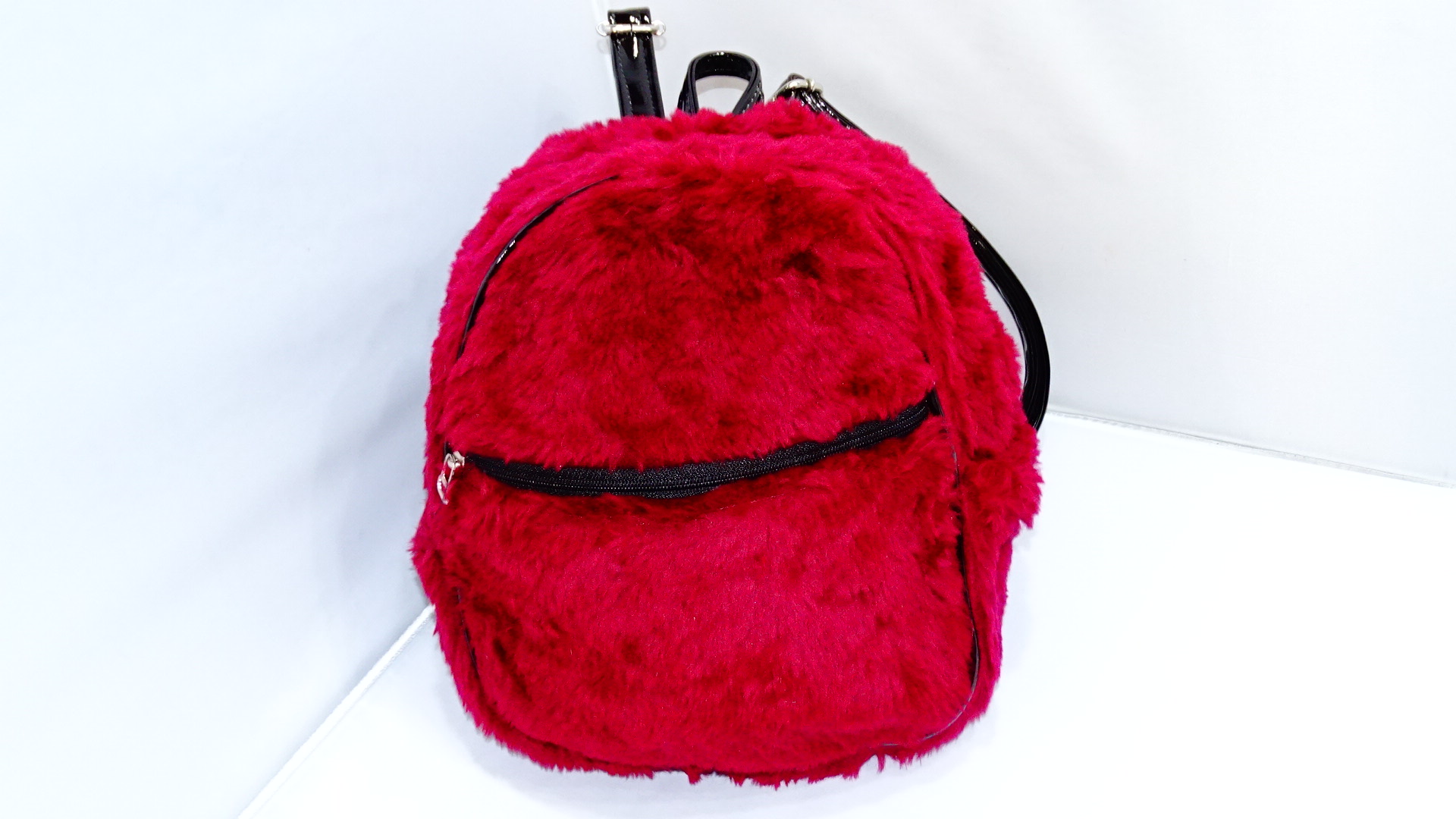 MOCHILA PELUCHE MEDIANA CON TIRAS DE CHAROL +++//