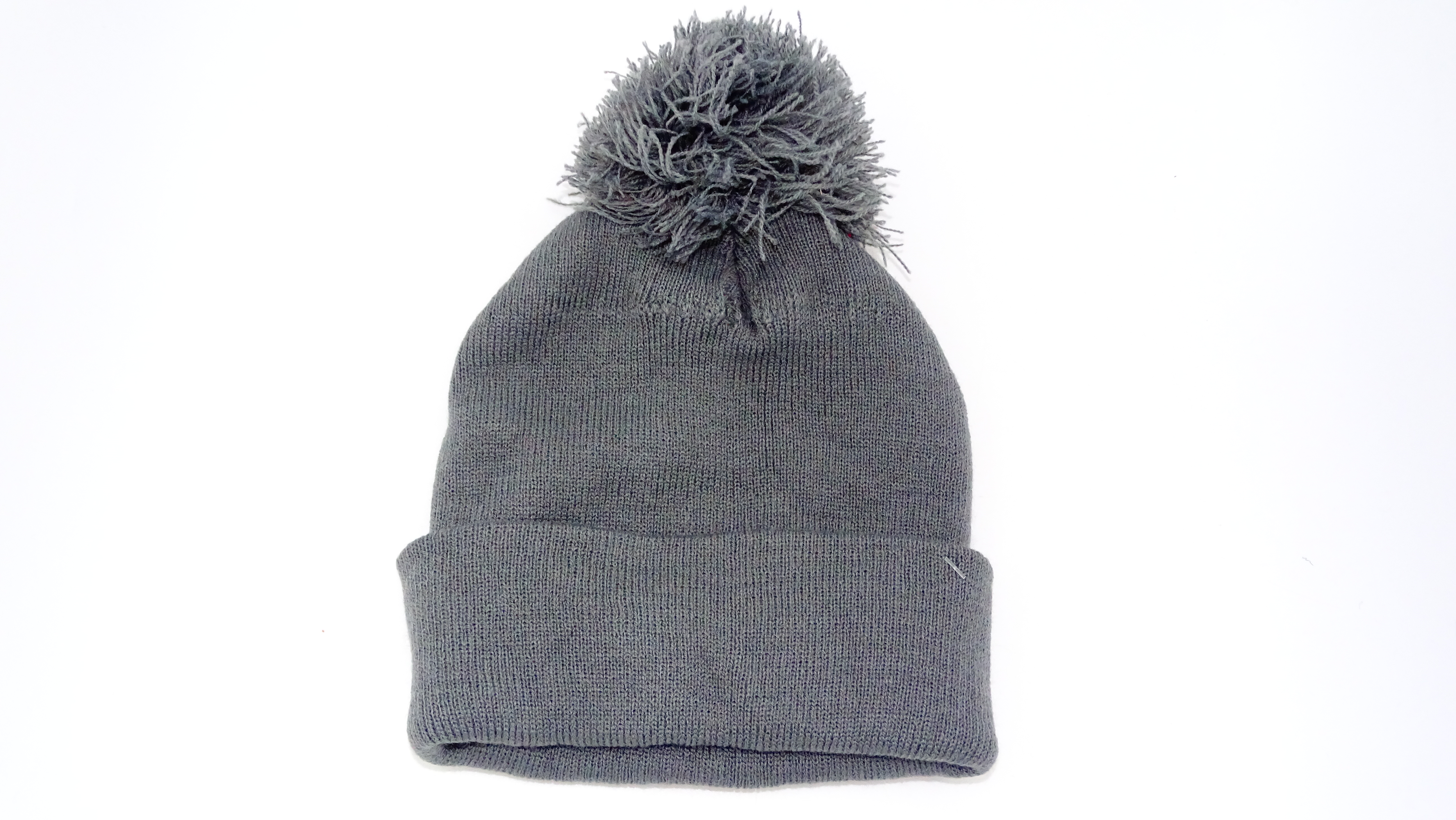 GORRO LISO CON POMPON ++++